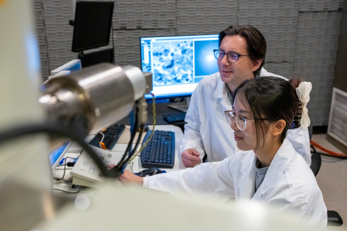 Andy working with a student on the 2200FS TEM
